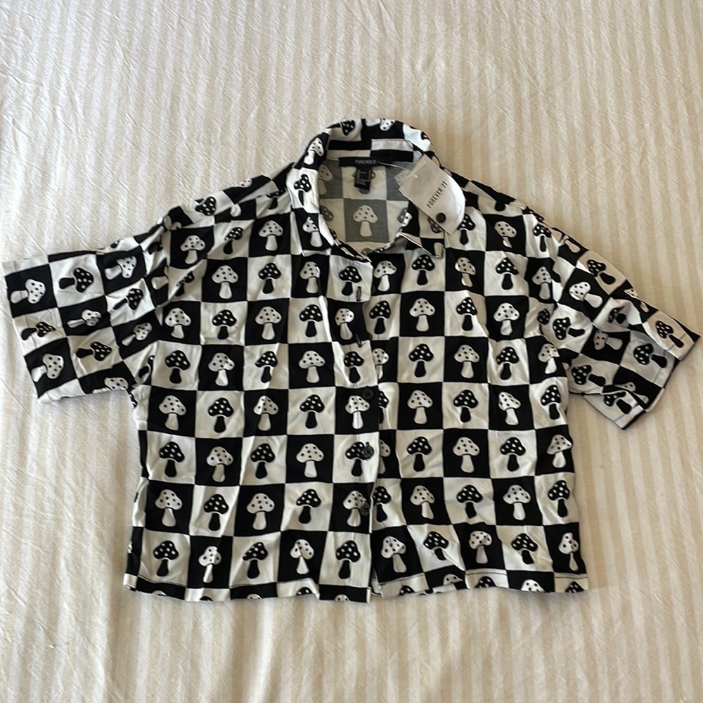 TAGS STILL ON! Forever21 Funky Button Up Top!